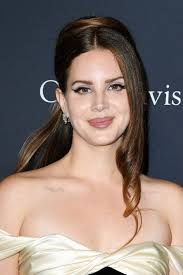 Her songs are reflections on romance, loss, loneliness, and fame. Ohne Lidstrich Das Ist Wirklich Sangerin Lana Del Rey Promiflash De