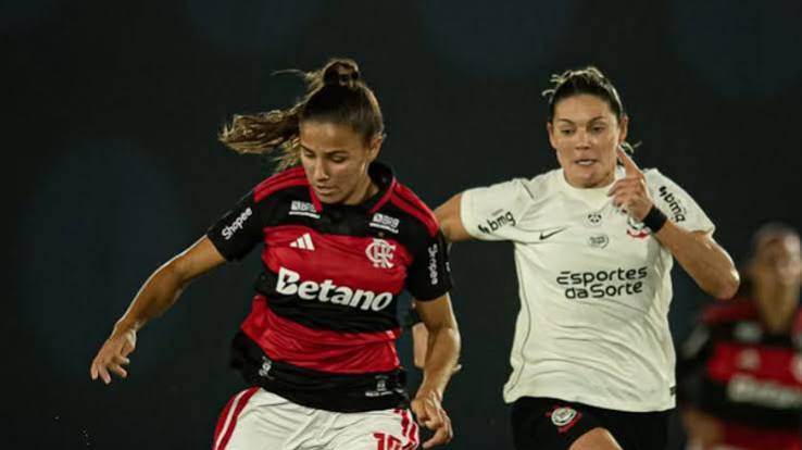 Corinthians supera expuls&atilde;o, vence Flamengo e retoma lideran&ccedil;a do Brasileiro Feminino