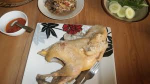 Ayam ingkung termasuk olahan ayam utuh yang hanya diambil bagian jerohannya saja. Lebaran Ayam Ingkung Mbah Demang Banjir Pesanan