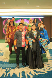 Tarian joget merupakan sejenis tarian melayu traditional. Batik Batam Pukau Dunia Pariwisata Johor Dinas Kebudayaan Dan Pariwisata Kota Batam