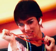 Somos maniáticas, plásticas, árticas. Somos el ejército, el ejército del  surf” cantaban las Viuda e Hijas de Roque Enroll en su primer disco hace 40  años. Mavi Díaz, voz, María Gabriela Epumer,