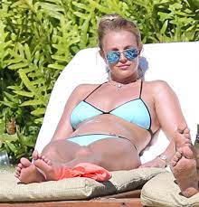 Holy crap, it's britney, bitches! Bela Lana On Twitter Britney Spears Showing Off Her Camel Toe In These Bikini Candids From Hawaii Http T Co 1khp2zjyls Http T Co Cbrrhbo4ng