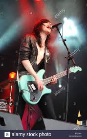 Met het benaderen van mensen zijn we ook minder. Ryanne Van Dorst Aka Elle Bandita Auf Der Buhne Beim Bevrijdingsfestival 2009 Roermond Niederlande Stockfotografie Alamy