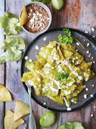 Delicious Chilaquiles Verdes So Easy To Make With Crispy Corn Tortillas In Tomati Chilaquiles Verdes Recipe Chicken Chilaquiles Mexican Food Recipes Authentic
