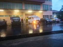 Ia telah dirobohkan pada tahun 2008 disebabkan pasir laut yang digunakan di dalam konkrit, yang menguatkan pengukuhan besi. Ruzaini Zulkepli Awani On Twitter Jenazah Dtk Mahadzir Lokman Sedang Siap Sedia Di Bawa Ke Masjid Negeri Sabah Untuk Disembahyangkan Sebentar Lagi Kelihatan Sebuah Van Jenazah Sedang Menanti Untuk Proses Itu Di Perkarangan