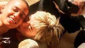 Maria Casadevall posta pela primeira vez uma foto com a namorada, Larissa  Mares