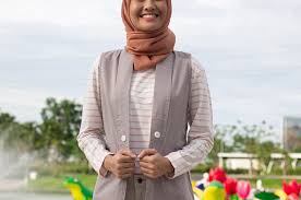 Semenjak anak tiga ni aku memang tak tahan kalau rambut panjang, aku cepat sakit kepala dan selalu moody. 10 Trik Gaya Hijabers Bertubuh Pendek Morphidae