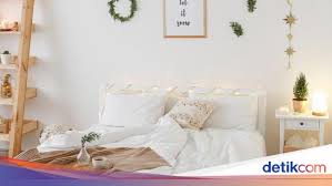 Maksimalkan ruang di bawah meja. Intip Cara Sederhana Bikin Kamar Tidur Jadi Aesthetic