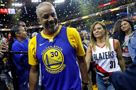 Steph curry's parents, former nba player dell curry and his wife sonya, are getting divorced after 33 years of marriage following a quiet trial separation that led to their decision. A9eu0syexzbddm