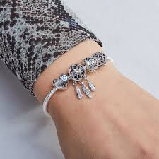 Ļaujiet savai mīlestībai mirdzēt ar rotaslietām, ko iedvesmojusi mikija peles un minnijas peles nebeidzamā romantika un patiesā draudzība. Pandora Moments Charm 797200 Jewelry