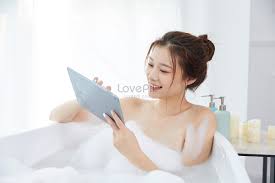 Lovepik- صورة JPG-501403090 id صورة فوتوغرافية بحث - صور بنت جميلة، اغتسال،  حمام الفقاعة، لعب، Tablet