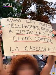 🪧 Pendant les blocages lycéens dans le pays, les pancartes rivalisent d'ironie et de créativité pour faire passer les revendications. Parmi elles, certaines dénoncent à la fois les salles surchauffées