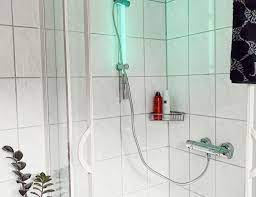 mehr licht im badezimmer mit wenko led duschstange rabattcode unalife malm kommode kandierte apfel spiegel kaufen
