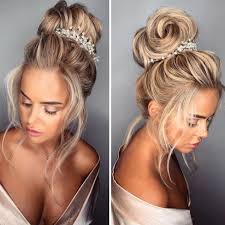 One of the best women's hairstyle for big forehead is to make a side knot bun which is not only simple but also looks chic and classy. 30 Best Hairstyles For Big Foreheads That Definitely Work Hair Adviser