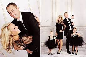 Pin By Sara Frei On Decorating Ideas Studio Family Portraits Formal Family Photoshoot Family Photoshoot