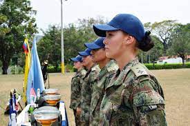 La operación bastón, nombre de la investigación, involucra a 16 generales, 128 oficiales, 122 suboficiales y 35 civiles. Oficiales Del Ejercito Y La Fuerza Aerea Colombiana Surcaron El Cielo Tolimense Por Primera Vez Durante Su Primer Vuelo Solo Fuerza Aerea Colombiana
