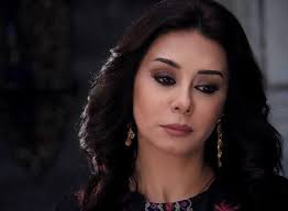 الفنانة السورية كاريس بشار تقع في خطأ كبير في سلاسل ذهبية صور