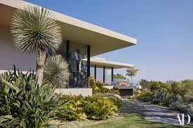 Check Out Jennifer Aniston And Justin Theroux S L A Home Jennifer Aniston House California Homes Architectural Digest