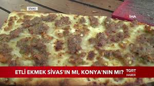 Yağlı dana kıyma 1 büyük boy kuru soğan 1 adet domates 1 adet sivri biber tuz karabiber 1 önceden ısıttığınız fırın tepsinizin üzerine hazırladığınız etli ekmekleri dizin. Etli Ekmek Sivas In Mi Konya Nin Mi Youtube