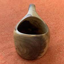 柿のククサ 持ち手の穴が大きめで 持ちやすいと思います 丸太から削り出し 素材なりの形状を活かしたので 少しいびつですが ワイルドな印象もあります 年輪のまわりに 柿の木の自然な黒が広がり 独特の風合いです 黒の入り方が ぶちネコ っぽい mortar and pestle