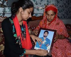 राखी पर अनुष्का शर्मा ने भाई संग शेयर की बचपन की फोटो, फ्रॉक में लग रहीं क्यूट Sanjeet Kanpur Kidnapping Latest News Sister Put Rakhi On Photograph Of Sanjeet On Raksha Bandhan