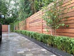 cedar planked fence separation jardin jardin contemporain jardin moderne