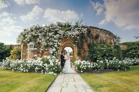 Hever Castle Rose Garden In Full Bloom Kent Wedding Venues Wedding Venues Uk Castle Wedding Venue