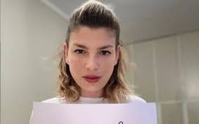 Un'emozione grandissima, che la cantante salentina ha voluto condividere con tutti i suoi fan. Emma Marrone La Foto Su Instagram Post Quarantena Della Cantante Controcopertina Com