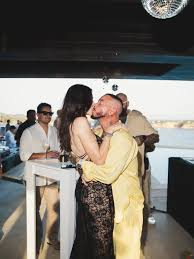 Un mes después de su cumpleaños, J Balvin sigue de celebración y eligió  Ibiza para organizar una fiesta de lujo rodeado de su familia, amigos y  reconocidas figuras del entretenimiento. 🌴✨ El