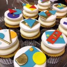⬇️ deliv, us shipping & quotes linktr.ee/citycakes. Art Deco Custom Cupcakes City Cakes