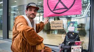 Climate arsonists should take notice. Siemens Munchen Extinction Rebellion Aktivist Klebt Sich An Zentrale Konzern Reagiert Munchen Stadt
