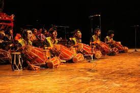 Musik tak hanya menjadi ungkapan perasaan, tapi juga sarana musik tradisional dapat dipelajari secara lisan, dan biasanya tidak diwariskan melalui notasi. 11 Alat Musik Tradisional Bengkulu Beserta Gambar Dan Penjelasannya