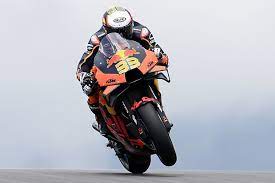 Er konnte gleich sein drittes rennen gewinnen und ktm den ersten sieg. Brad Binder 17 Ktm Mussen Dem Entgegenwirken Motogp Speedweek Com