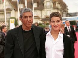 Il devient le remplaçant de laurent delahousse à la présentation du. Pendant Treize Ans Son Pere Lui A Cache La Verite Il Tele Star