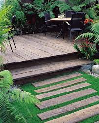 Pas Japonais Terrasse En Bois Composite Et Meubles De Jardin En Metal Noir Allees Jardin Jardins En Bois Idees Jardin