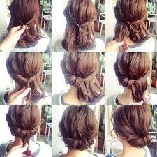 Einfach einen mittelscheitel ziehen, zwei ponysträhnen an der stirnpartie abtrennen, diese jeweils mehrmals um die eigene achse drehen und am hinterkopf zusammenführen. Step By Step Hair Tutorials Hair Styles Short Hair Updo Short Hair Tutorial
