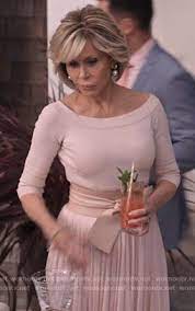 Grace S Bow Embellished Wide Belt On Grace And Frankie Jane Fonda Hairstyles Jane Fonda Hair Styles For Women Over 50