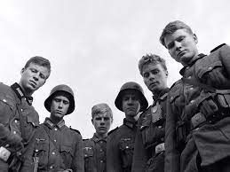 Er spielte einen der jungen soldaten, die ende des zweiten krieges völlig sinnlos eine brücke verteidigen. The Bridge 1959