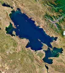 El lago Titicaca es el lago navegable más alto del mundo, está ubicado en  los Andes centrales, dentro de la meseta del Collao, a una altitud media de  3812 metros entre los
