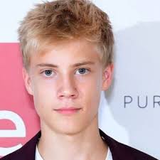 Tom Taylor: Clothes, Outfits, Brands, Style and Looks