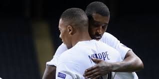 Beaucoup d'enfants aiment jouer au football, mais si pour une raison quelconque, vous ne pouvez pas aller jouer dehors avec leurs pairs dans la balle. Tribune Cs France Ukraine