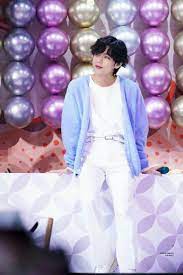 طفل صغير يسكن مع عائلته المتكونه من والده ولدته وأخيه جونكوك الذي يكب الفكاهة الفكاهة amreading books wattpad kim taehyung bts taehyung taehyung