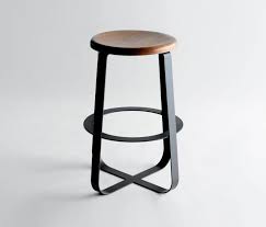 Un Tabouret De Bar Rond Classique Decline En Version Moderne Barhocker Hocker Moderne Barhocker