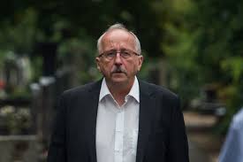 Niedermüller péter szerint a júliusi jogszabálymódosítás után az önkormányzatoknak jelenleg csak a kiadás időbeli korlátozására van. A Dk A Tanarokert Izgul Demokrata