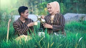 Dia mengunggah sesi foto prewedding memakai baju adat jawa tengah di jepang itu ke akun instagramnya @kameraganteng. Cinematic Prewedding Tema Petani 2020 Mandra Riska Youtube