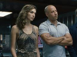 Don't know about who has bigger biceps (not that it would matter in a fight) but gal gadot is 3 inches taller, about 10 pounds heavier, has had military training, and has consistently worked out for action movie roles longer than daisy ridley has. Surprising Things You Didn T Know About Gal Gadot