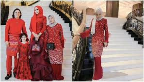Kalau tahun lalu, baju raya pelakon cantik ini ada 98 pasang, tahun ini lagi banyak sebab jumlahnya meningkat kepada 104 pasang. Pakai Baju Sama Ke Tu