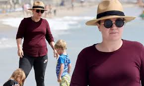 She married brandon blackstock in 2013, but filed for divorce in 2020. Kelly Clarkson Enjoys A Day At The Beach With Her Kids In La As She Adjusts To Life Amid Divorce Daily Mail Online