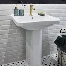 Leroy merlin is involved in improving housing and living environment of people in the world. Un Studio Glamour Avec Salle De Bains De 3 M Leroy Merlin Salle De Bain Salle De Bain 3m2 Plafond Salle De Bain