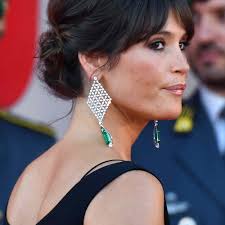 If you want to have extra fun, you can also cut and style your bangs to look spikey. 30 Easy Buns For Long Hair Inspired By Celebrities